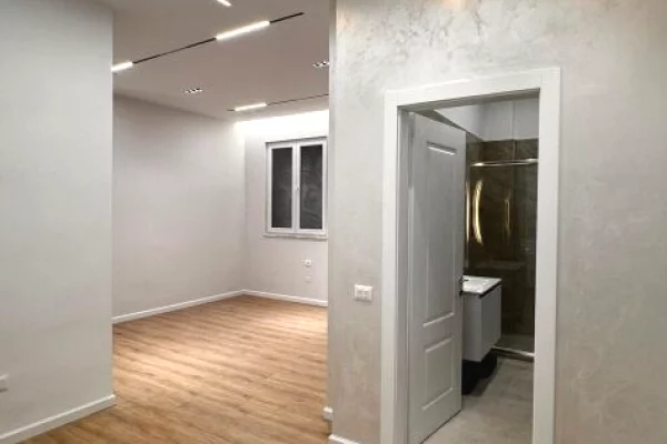 Shtepi ne shitje Apartament ne Tirane, 1+1, Mobilimi Bosh, pa mobiluar, Pagesa 100,000  Euro.