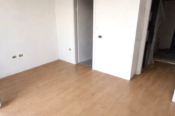 Shtepi ne shitje Apartament ne Tirane, 2+1, Mobilimi Pjeserisht e mobiluar, Pagesa 128,500  Euro.