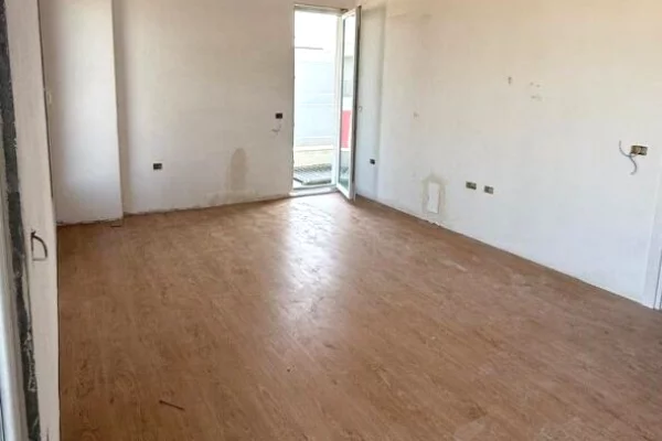 Shtepi ne shitje Apartament ne Tirane, 2+1, Mobilimi Pjeserisht e mobiluar, Pagesa 128,500  Euro.