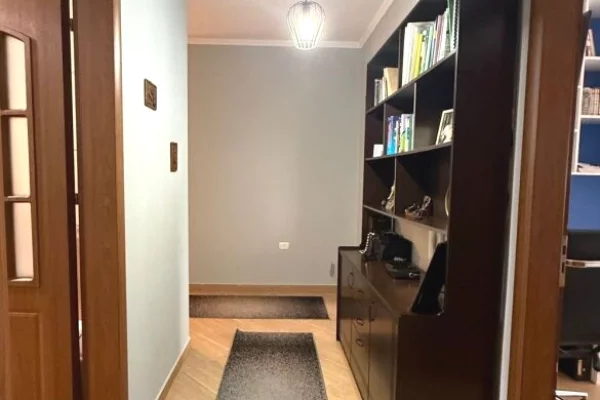 Shtepi ne shitje Apartament ne Tirane, 2+1, Mobilimi E mobiluar, Pagesa 150,000  Euro.