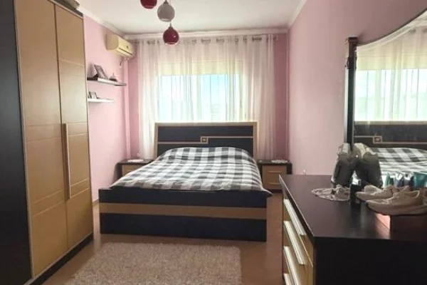 Shtepi ne shitje Apartament ne Tirane, 2+1, Mobilimi E mobiluar, Pagesa 150,000  Euro.