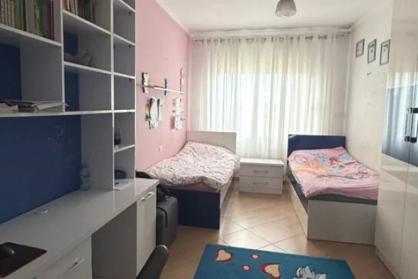 Shtepi ne shitje Apartament ne Tirane, 2+1, Mobilimi E mobiluar, Pagesa 150,000  Euro.
