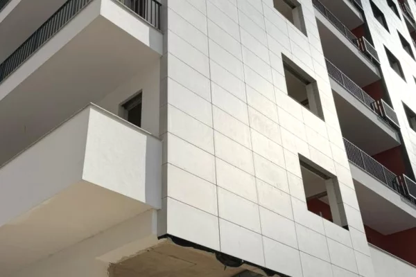 Shtepi ne shitje Apartament ne Tirane, Garsoniere, Mobilimi Bosh, pa mobiluar, Pagesa 82,000  Euro.