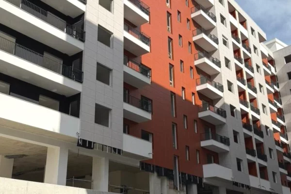 Shtepi ne shitje Apartament ne Tirane, Garsoniere, Mobilimi Bosh, pa mobiluar, Pagesa 82,000  Euro.
