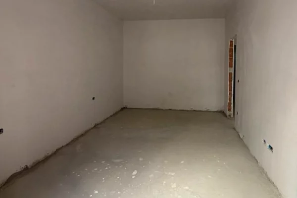 Shtepi ne shitje Apartament ne Tirane, Garsoniere, Mobilimi Bosh, pa mobiluar, Pagesa 82,000  Euro.