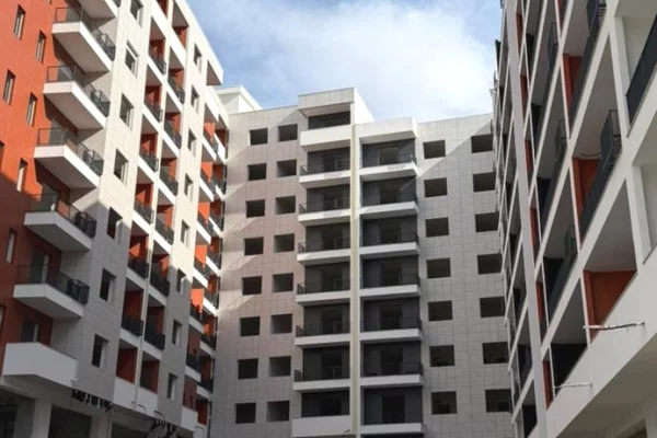 Shtepi ne shitje Apartament ne Tirane, Garsoniere, Mobilimi Bosh, pa mobiluar, Pagesa 82,000  Euro.