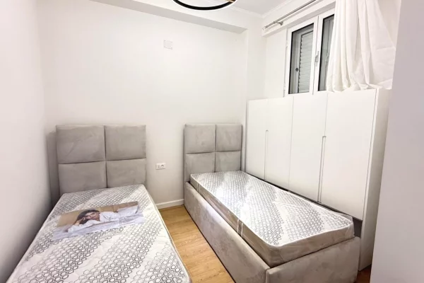 Shtepi me qera Apartament ne Tirane, 2+1, Mobilimi Pjeserisht e mobiluar, Pagesa 700  Euro.