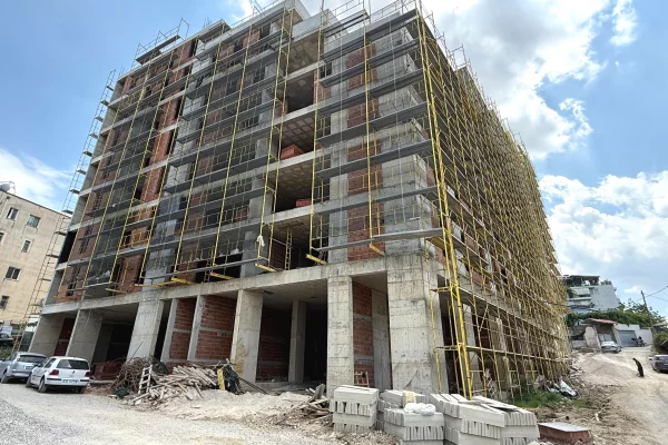 Shtepi ne shitje Apartament ne Tirane, 2+1, Mobilimi Pjeserisht e mobiluar, Pagesa 150,000  Euro.