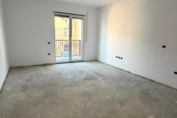 Shtepi ne shitje Apartament ne Tirane, 2+1, Mobilimi Pjeserisht e mobiluar, Pagesa 151,050  Euro.