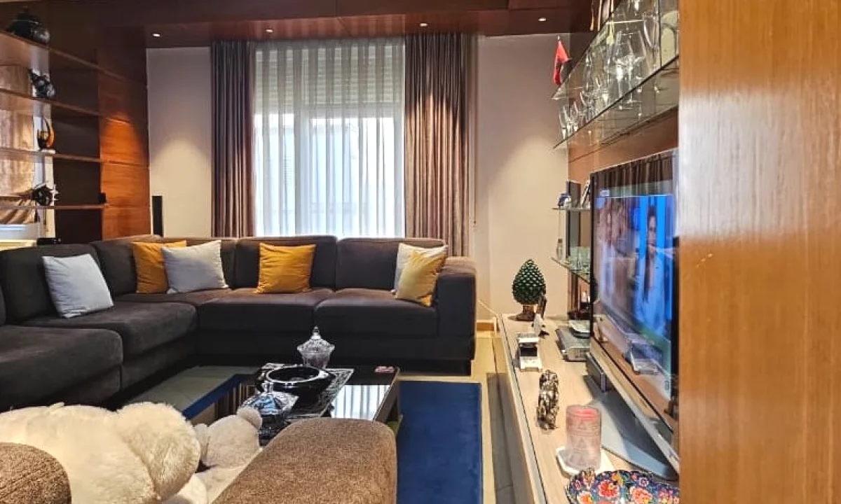 Shtepi ne shitje Apartament ne Tirane, 3+1, Mobilimi E mobiluar, Pagesa 470,000  Euro.