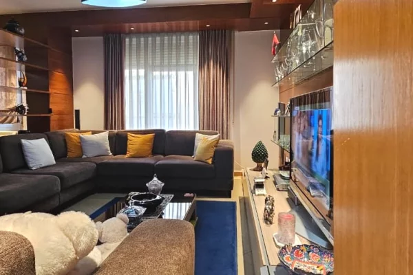 Shtepi ne shitje Apartament ne Tirane, 3+1, Mobilimi E mobiluar, Pagesa 470,000  Euro.