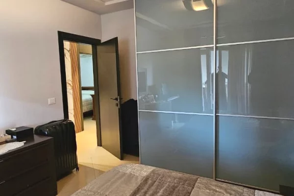 Shtepi ne shitje Apartament ne Tirane, 3+1, Mobilimi E mobiluar, Pagesa 470,000  Euro.