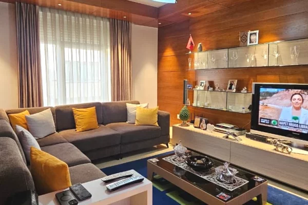 Shtepi ne shitje Apartament ne Tirane, 3+1, Mobilimi E mobiluar, Pagesa 470,000  Euro.