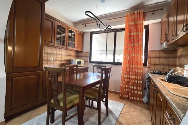 Shtepi me qera Apartament ne Tirane, 2+1, Mobilimi E mobiluar, Pagesa 65,000  Leke.