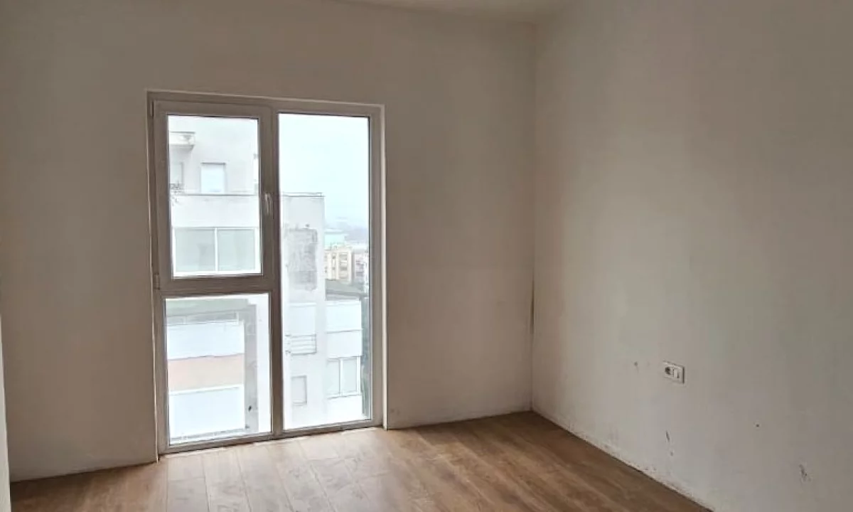 Shtepi ne shitje Apartament ne Tirane, 2+1, Mobilimi Bosh, pa mobiluar, Pagesa 125,000  Euro.