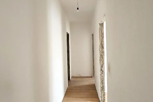 Shtepi ne shitje Apartament ne Tirane, 2+1, Mobilimi Bosh, pa mobiluar, Pagesa 125,000  Euro.