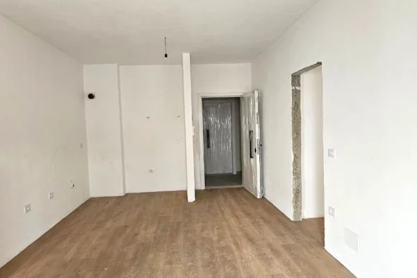 Shtepi ne shitje Apartament ne Tirane, 2+1, Mobilimi Bosh, pa mobiluar, Pagesa 125,000  Euro.