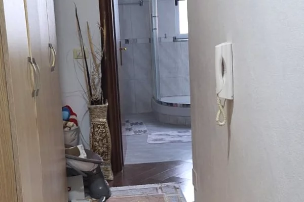 Shtepi ne shitje Apartament ne Tirane, 1+1, Mobilimi E mobiluar, Pagesa 110,000  Euro.