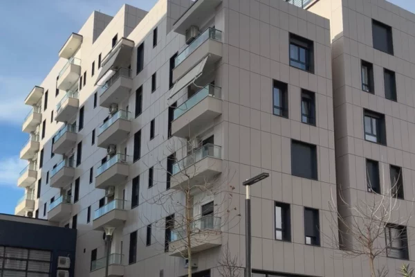 Shtepi ne shitje Apartament ne Tirane, 3+1, Mobilimi E mobiluar, Pagesa 357,300  Euro.