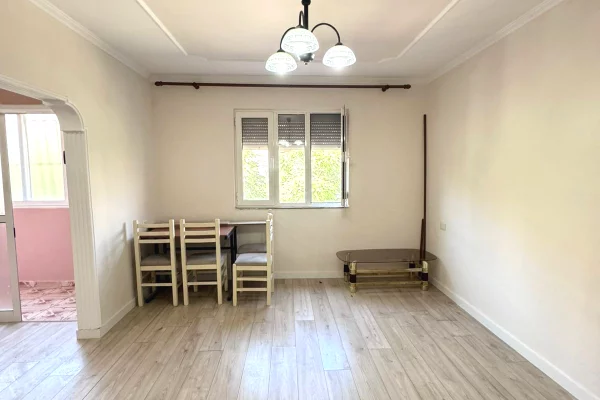 Shtepi ne shitje Apartament ne Tirane, 1+1, Mobilimi Pjeserisht e mobiluar, Pagesa 115,000  Euro.