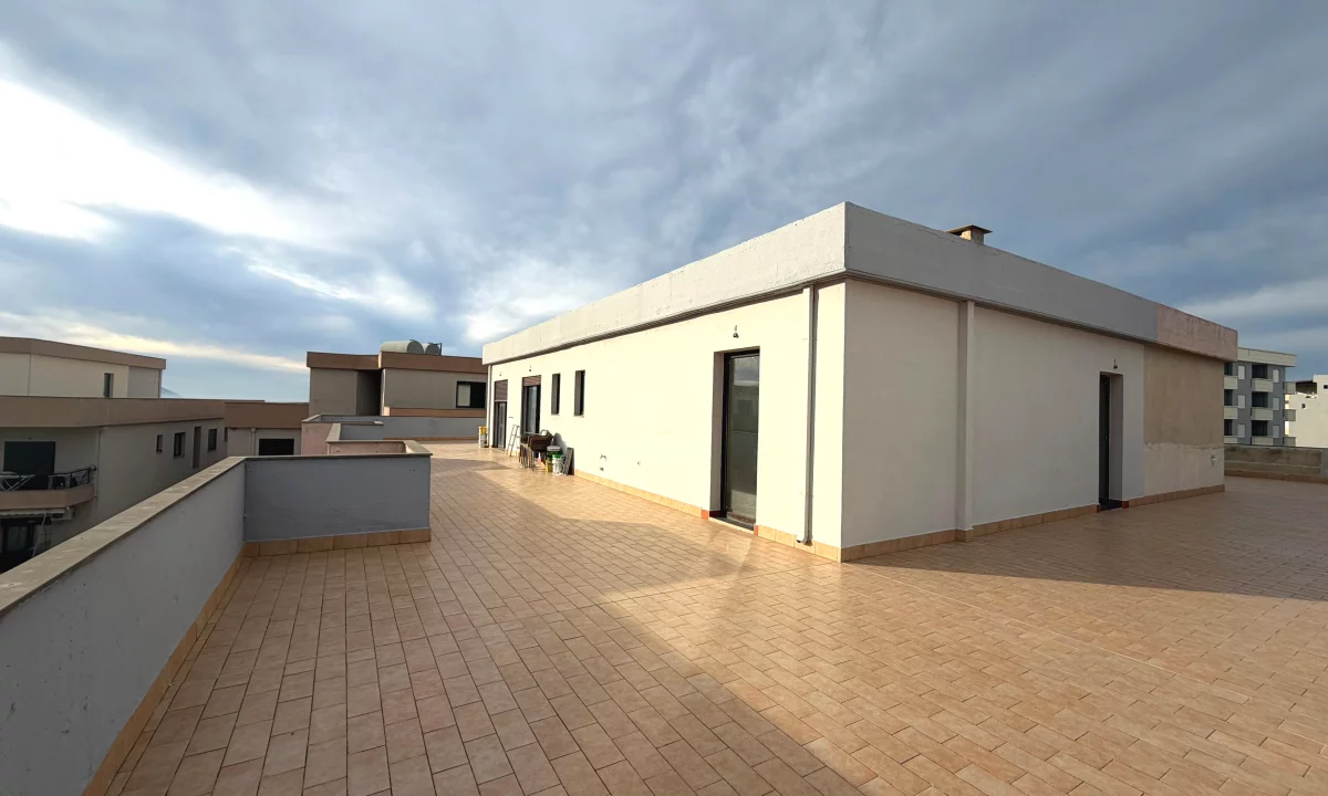 Shtepi ne shitje Papafingo(kati i catise) ne Vlore, 2+1, Mobilimi E mobiluar, Pagesa 200,000  Euro.