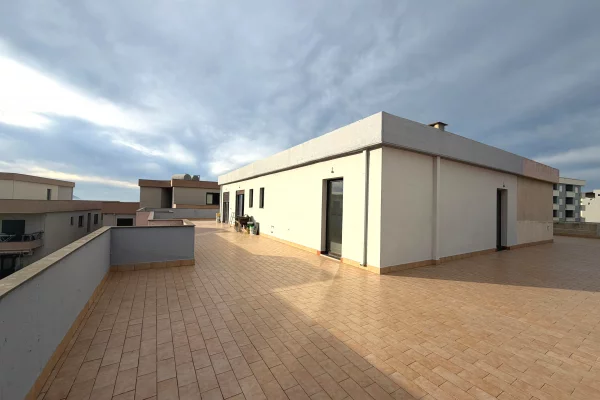 Shtepi ne shitje Papafingo(kati i catise) ne Vlore, 2+1, Mobilimi E mobiluar, Pagesa 200,000  Euro.