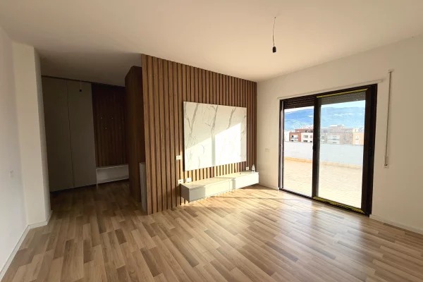 Shtepi ne shitje Papafingo(kati i catise) ne Vlore, 2+1, Mobilimi E mobiluar, Pagesa 200,000  Euro.