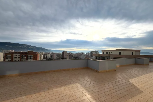 Shtepi ne shitje Papafingo(kati i catise) ne Vlore, 2+1, Mobilimi E mobiluar, Pagesa 200,000  Euro.