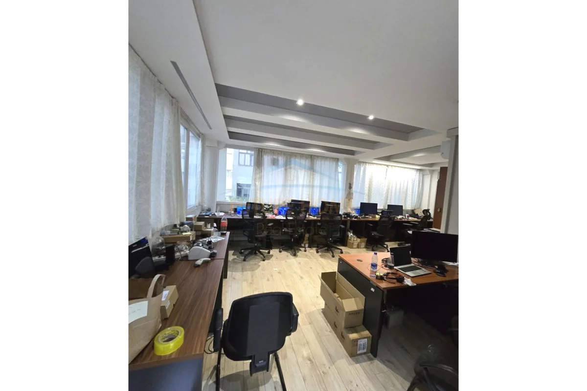JEPET ME QERA AMBJENT BIZNESI PER ZYRA,KLINIKA OSE CALL CENTER