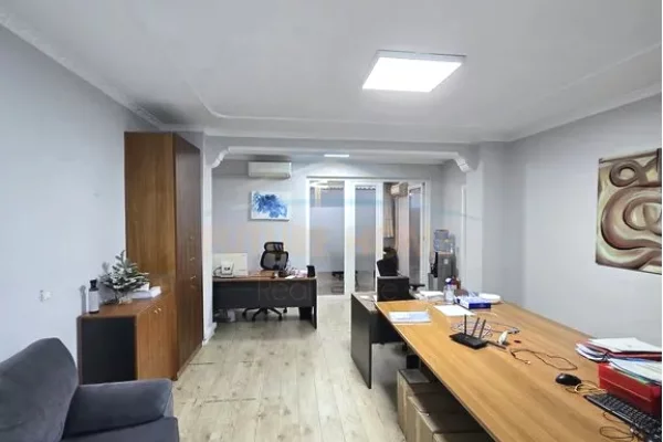 Ambient biznesi me qera 3+1 ne Tirane - 200,000 Leke