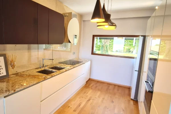 Shtepi ne shitje Vila Luksoze ne Tirane, 4+1, Mobilimi Pjeserisht e mobiluar, Pagesa 1,650,000  Euro.