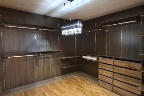 Shtepi ne shitje Vila Luksoze ne Tirane, 4+1, Mobilimi Pjeserisht e mobiluar, Pagesa 1,650,000  Euro.