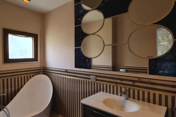 Shtepi ne shitje Vila Luksoze ne Tirane, 4+1, Mobilimi Pjeserisht e mobiluar, Pagesa 1,650,000  Euro.