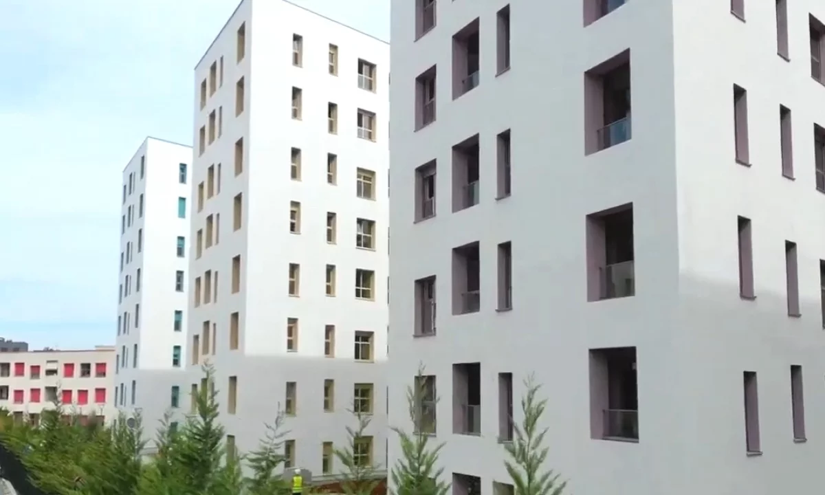 Shtepi ne shitje Apartament ne Tirane, 2+1, Mobilimi Bosh, pa mobiluar, Pagesa 93,000  Euro.