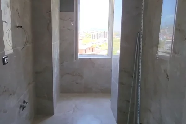 Shtepi ne shitje Apartament ne Tirane, 2+1, Mobilimi Bosh, pa mobiluar, Pagesa 113,000  Euro.