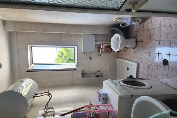 Shtepi ne shitje Apartament ne Tirane, 2+1, Mobilimi E mobiluar, Pagesa 98,000  Euro.