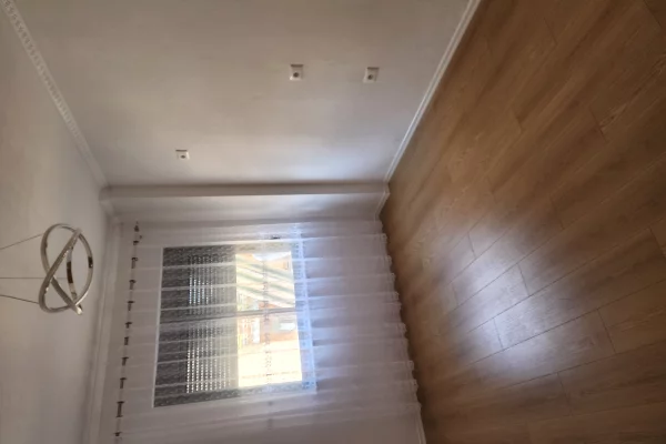 Shtepi ne shitje Apartament ne Tirane, 1+1, Mobilimi Bosh, pa mobiluar, Pagesa 7,000,000  Leke.