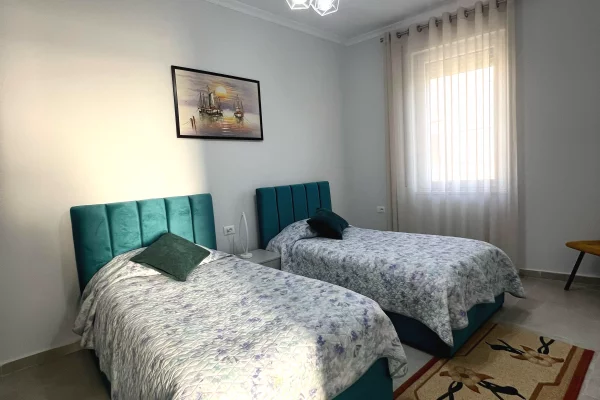 🔥 SUPER APARTAMENT ME QIRA – QENDËR (KAFE FLORA) 🔥  📍 Në zemër të Tiranës | Zonë TOP | Disponuesh