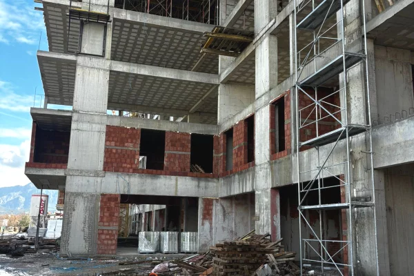 🏠 Shitet Apartament 2+1 – Qendër Kamëz