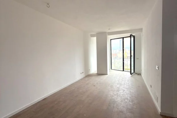 Ambient biznesi me qera 3+1 ne Tirane - 600 Euro