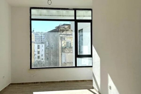 Jepen 2 ambiente me qira ne qender  🏢2 Zyra me Qira