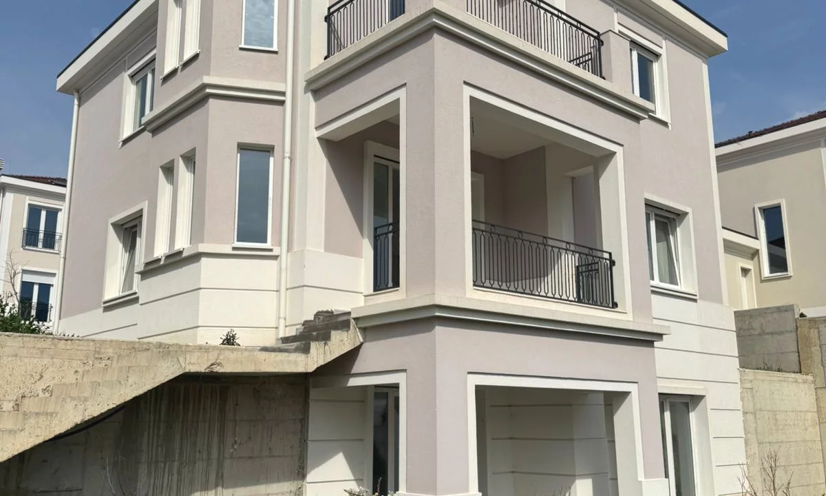 Shtepi ne shitje Vila Luksoze ne Tirane, 5+1, Mobilimi Bosh, pa mobiluar, Pagesa 1,050,000  Euro.