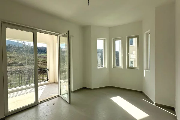 Shtepi ne shitje Vila Luksoze ne Tirane, 5+1, Mobilimi Bosh, pa mobiluar, Pagesa 1,050,000  Euro.