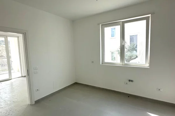 Shtepi ne shitje Vila Luksoze ne Tirane, 5+1, Mobilimi Bosh, pa mobiluar, Pagesa 1,050,000  Euro.