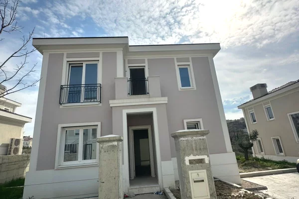 Shtepi ne shitje Vila Luksoze ne Tirane, 5+1, Mobilimi Bosh, pa mobiluar, Pagesa 1,050,000  Euro.