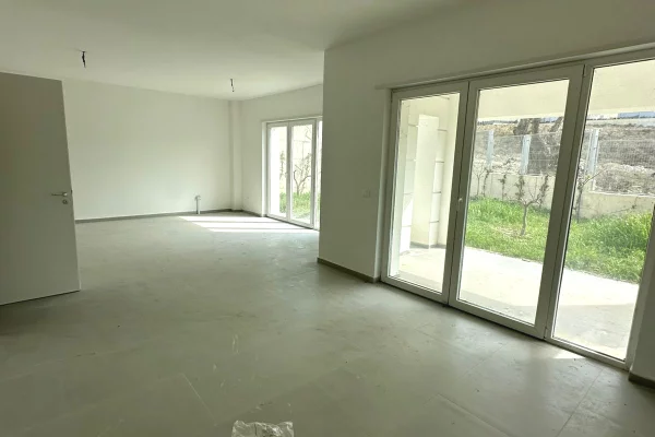 Shtepi ne shitje Vila Luksoze ne Tirane, 5+1, Mobilimi Bosh, pa mobiluar, Pagesa 1,050,000  Euro.