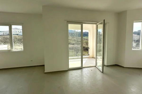 Shtepi ne shitje Vila Luksoze ne Tirane, 5+1, Mobilimi Bosh, pa mobiluar, Pagesa 1,050,000  Euro.