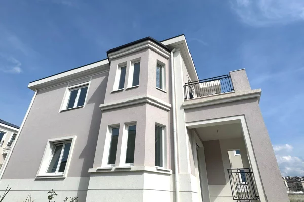 Shtepi ne shitje Vila Luksoze ne Tirane, 5+1, Mobilimi Bosh, pa mobiluar, Pagesa 1,050,000  Euro.