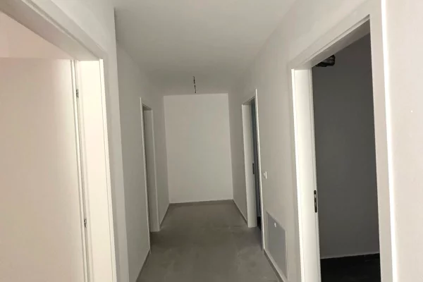 Shtepi ne shitje Vila Luksoze ne Tirane, 5+1, Mobilimi Bosh, pa mobiluar, Pagesa 1,050,000  Euro.