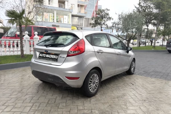 Makina ne shitje ne Fier, Ford, 2009 gasoline-gas,Kambio Manual Pagesa 3,300  Euro.